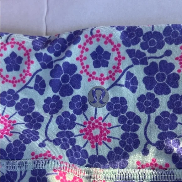 Lululemon pants capri Blue / Purple floral 4 - Picture 3 of 3